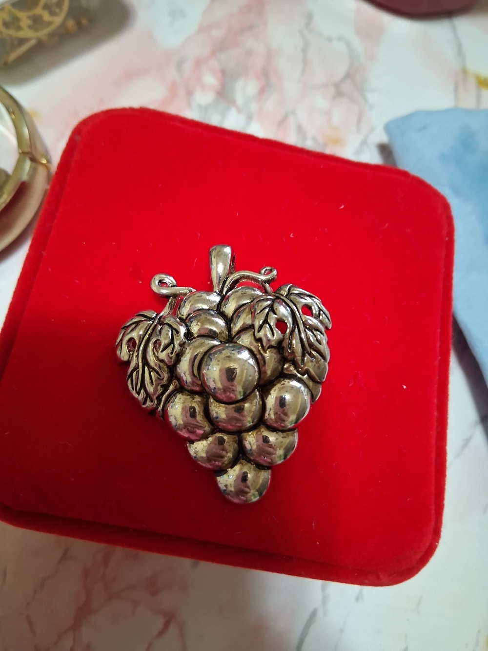 Source Unknown Silver-Tone Grape Cluster Pendant Necklace